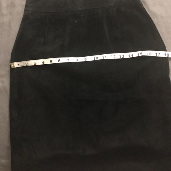 Danier Suede Leather Pencil Skirt, BLACK, Size M/10, back vent, Gun Metal Snaps - Picture 6 of 7